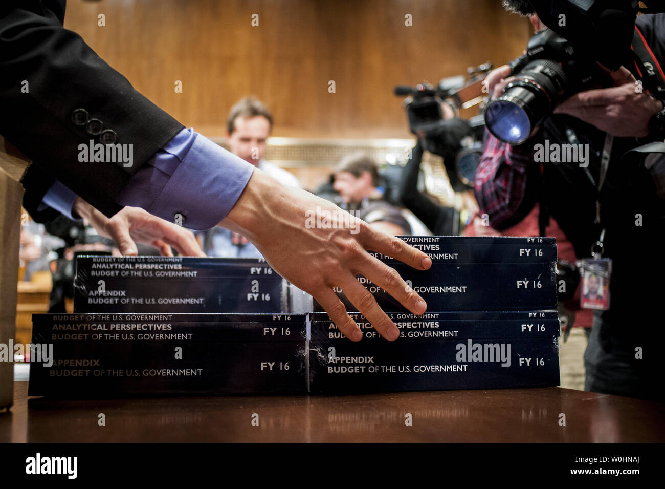 Des copies de président américain Barack Obama, le budget de l'exercice 2016 sont à boîte ouverte dans le Comité du budget du Sénat à la Chambre le Capitole le 2 février 2015 à Washington, D.C. les 4 billions de dollars de budget, doté d''un programme de travaux publics, une taxe sur les bénéfices conservés par les sociétés d'outre-mer, des crédits d'impôt pour la classe moyenne et une augmentation de salaire de 1,3 pour cent pour les employés du gouvernement fédéral et l'armée. Photo par Pete Marovich/UPI Banque D'Images