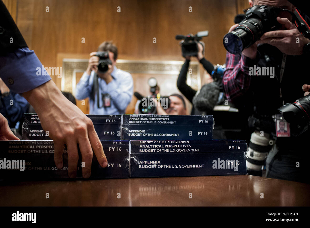 Des copies de président américain Barack Obama, le budget de l'exercice 2016 sont à boîte ouverte dans le Comité du budget du Sénat à la Chambre le Capitole le 2 février 2015 à Washington, D.C. les 4 billions de dollars de budget, doté d''un programme de travaux publics, une taxe sur les bénéfices conservés par les sociétés d'outre-mer, des crédits d'impôt pour la classe moyenne et une augmentation de salaire de 1,3 pour cent pour les employés du gouvernement fédéral et l'armée. Photo par Pete Marovich/UPI Banque D'Images