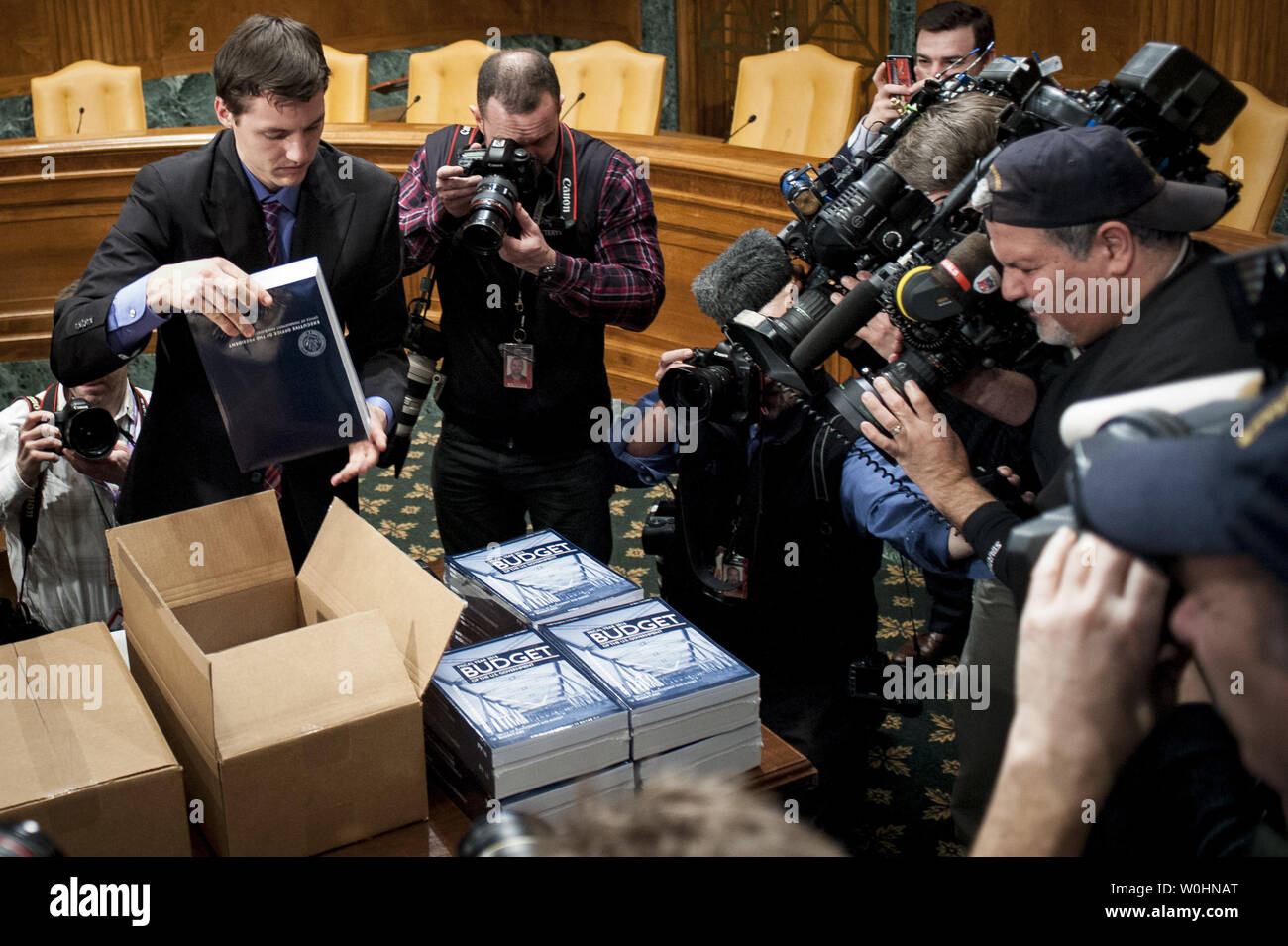 Des copies de président américain Barack Obama, le budget de l'exercice 2016 sont à boîte ouverte dans le Comité du budget du Sénat à la Chambre le Capitole le 2 février 2015 à Washington, D.C. les 4 billions de dollars de budget, doté d''un programme de travaux publics, une taxe sur les bénéfices conservés par les sociétés d'outre-mer, des crédits d'impôt pour la classe moyenne et une augmentation de salaire de 1,3 pour cent pour les employés du gouvernement fédéral et l'armée. Photo par Pete Marovich/UPI Banque D'Images