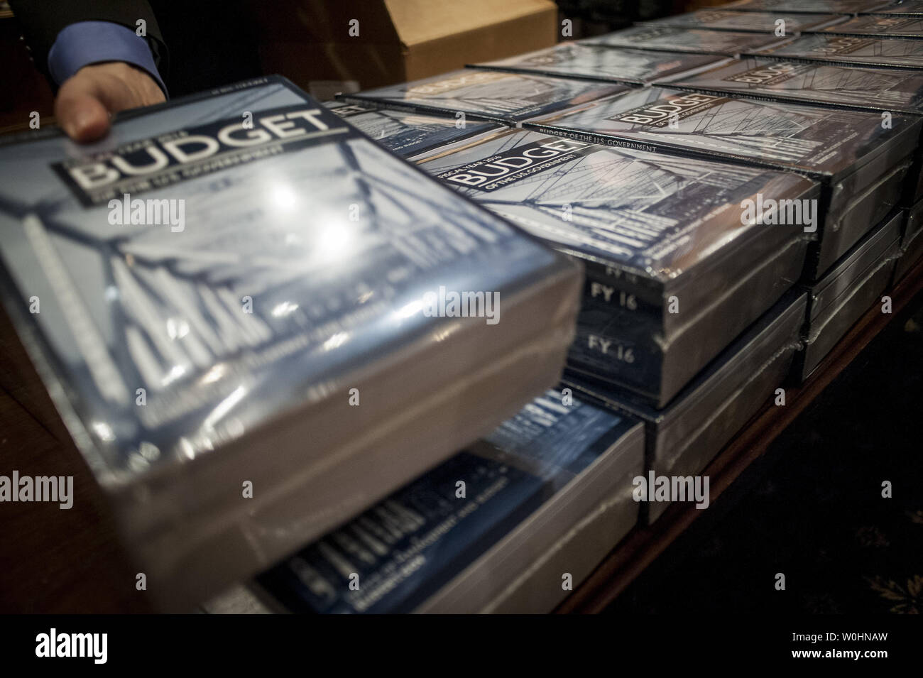 Des copies de président américain Barack Obama, le budget de l'exercice 2016 sont à boîte ouverte dans le Comité du budget du Sénat à la Chambre le Capitole le 2 février 2015 à Washington, D.C. les 4 billions de dollars de budget, doté d''un programme de travaux publics, une taxe sur les bénéfices conservés par les sociétés d'outre-mer, des crédits d'impôt pour la classe moyenne et une augmentation de salaire de 1,3 pour cent pour les employés du gouvernement fédéral et l'armée. Photo par Pete Marovich/UPI Banque D'Images