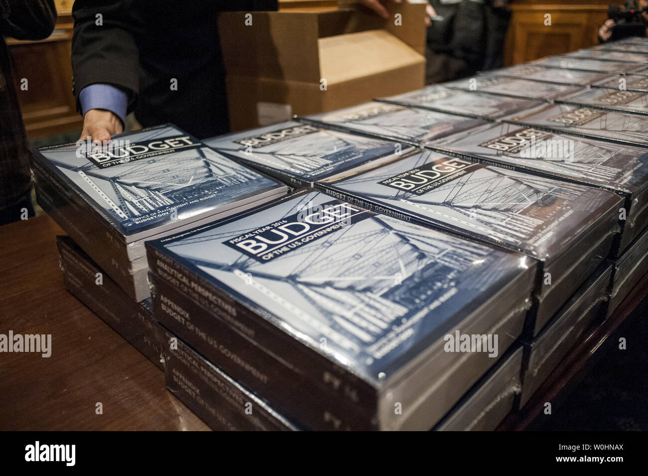 Des copies de président américain Barack Obama, le budget de l'exercice 2016 sont à boîte ouverte dans le Comité du budget du Sénat à la Chambre le Capitole le 2 février 2015 à Washington, D.C. les 4 billions de dollars de budget, doté d''un programme de travaux publics, une taxe sur les bénéfices conservés par les sociétés d'outre-mer, des crédits d'impôt pour la classe moyenne et une augmentation de salaire de 1,3 pour cent pour les employés du gouvernement fédéral et l'armée. Photo par Pete Marovich/UPI Banque D'Images