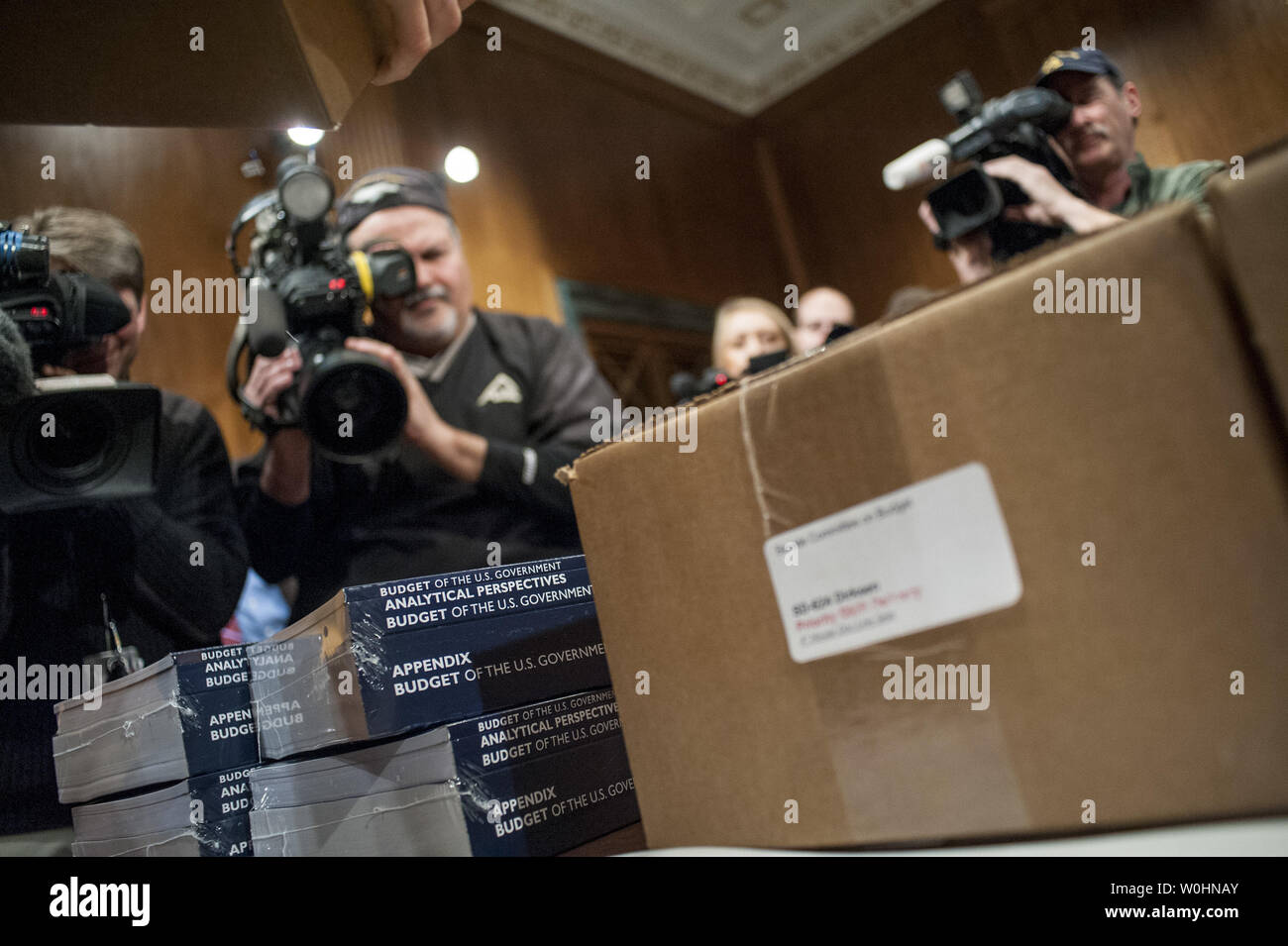 Des copies de président américain Barack Obama, le budget de l'exercice 2016 sont à boîte ouverte dans le Comité du budget du Sénat à la Chambre le Capitole le 2 février 2015 à Washington, D.C. les 4 billions de dollars de budget, doté d''un programme de travaux publics, une taxe sur les bénéfices conservés par les sociétés d'outre-mer, des crédits d'impôt pour la classe moyenne et une augmentation de salaire de 1,3 pour cent pour les employés du gouvernement fédéral et l'armée. Photo par Pete Marovich/UPI Banque D'Images