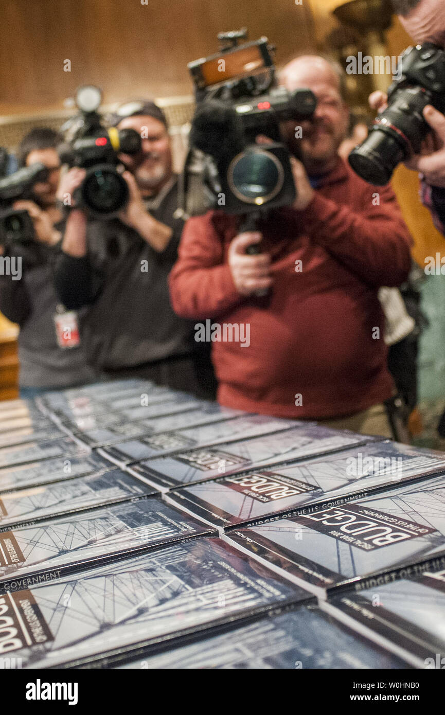 Des copies de président américain Barack Obama, le budget de l'exercice 2016 sont à boîte ouverte dans le Comité du budget du Sénat à la Chambre le Capitole le 2 février 2015 à Washington, D.C. les 4 billions de dollars de budget, doté d''un programme de travaux publics, une taxe sur les bénéfices conservés par les sociétés d'outre-mer, des crédits d'impôt pour la classe moyenne et une augmentation de salaire de 1,3 pour cent pour les employés du gouvernement fédéral et l'armée. Photo par Pete Marovich/UPI Banque D'Images