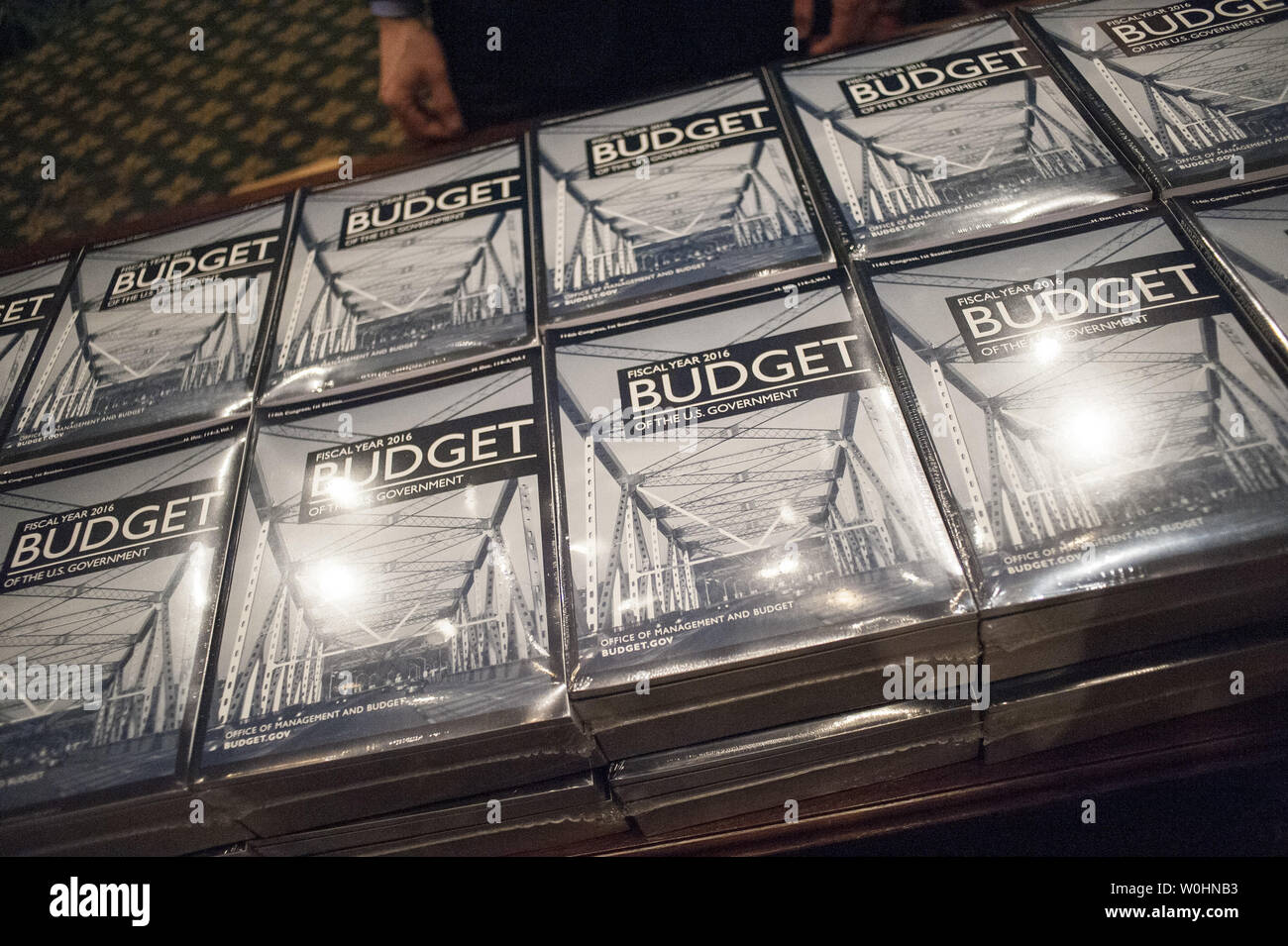 Des copies de président américain Barack Obama, le budget de l'exercice 2016 sont à boîte ouverte dans le Comité du budget du Sénat à la Chambre le Capitole le 2 février 2015 à Washington, D.C. les 4 billions de dollars de budget, doté d''un programme de travaux publics, une taxe sur les bénéfices conservés par les sociétés d'outre-mer, des crédits d'impôt pour la classe moyenne et une augmentation de salaire de 1,3 pour cent pour les employés du gouvernement fédéral et l'armée. Photo par Pete Marovich/UPI Banque D'Images
