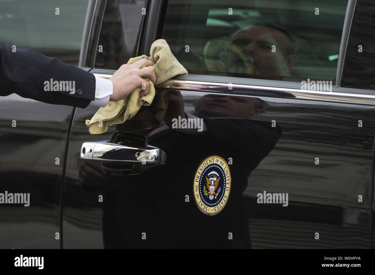 Un agent des services secrets nettoie le président Barack Obama's limousine qu'il assiste à l'aSt. Patrick's Day le déjeuner avec le Premier ministre irlandais, Enda Kenny sur le Capitole à Washington, D.C. le 17 mars 2015. Photo par Kevin Dietsch/UPI Banque D'Images