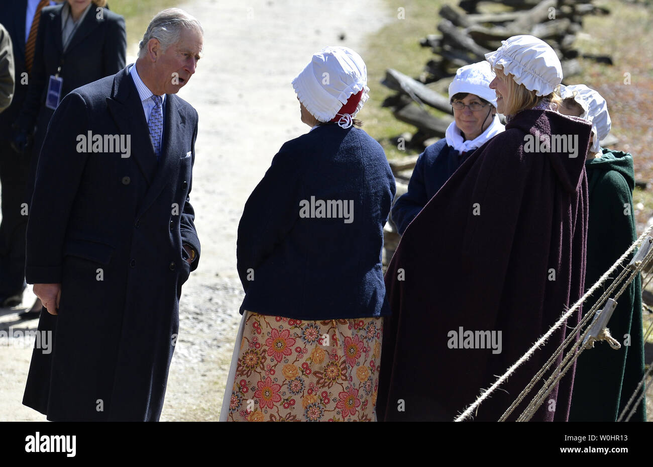 Son Altesse Royale le Prince Charles (L) s'entretient avec un groupe en costume à America's premier président, George Washington's estate, le 18 mars 2015, à Mount Vernon, en Virginie. Le Prince de Galles et son épouse Camilla Parker-Bowles sont sur une visite de trois jours à la région de Washington avec développement social, culturel et bilatéraux s'arrête, la promotion des liens entre le Royaume-Uni et les États-Unis. Photo de Mike Theiler/UPI Banque D'Images