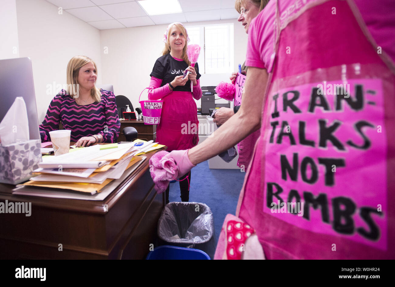 Les membres du groupe anti-guerre CodePink habillé en démontrer les nettoyeurs à l'intérieur coton Tom Sen. (R-AK) office au cours d'une manifestation d'offrir un "Extreme Makeover" et de s'exprimer contre la lettre envoyée par sénateurs républicains pour les dirigeants iraniens, à Washington, D.C. le 19 mars 2015. Photo par Kevin Dietsch/UPI Banque D'Images