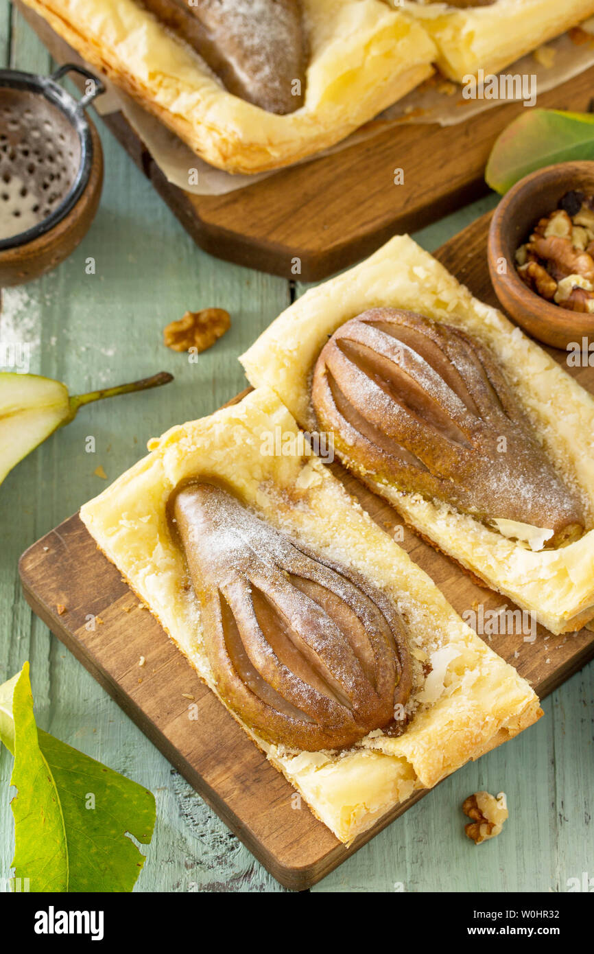 Dessert d'été. Des gâteaux feuilletés à la poire et farcie de crème de noix une table en bois rustique. Banque D'Images