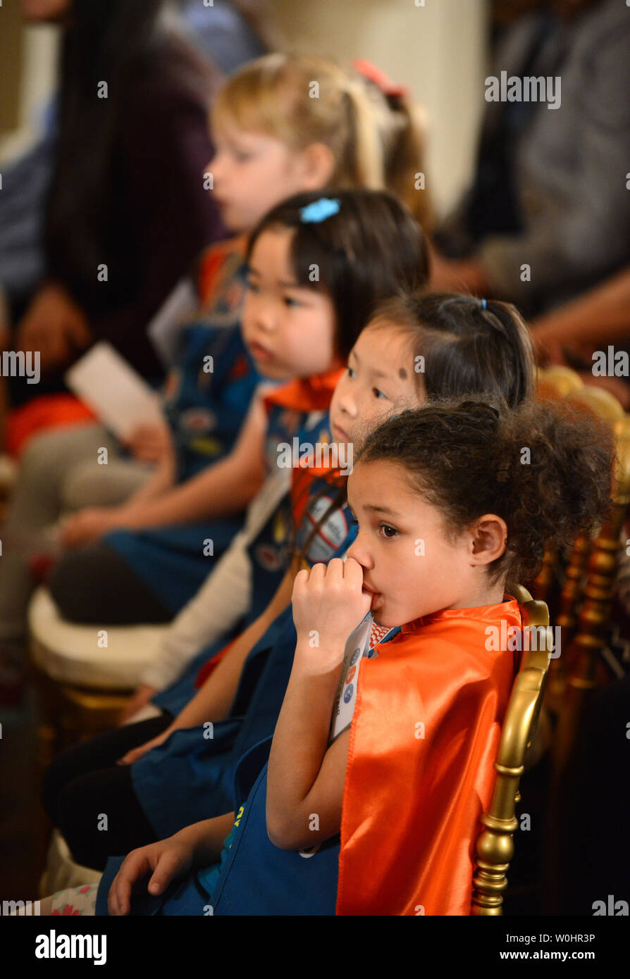 Un groupe de six ans, la maternelle et la première année d'études de Tulsa Oklahoma écouter président américain Barack Obama (non illustré), il parle de la Maison Blanche 2015 Fête de la science dans l'East Room de la Maison Blanche à Washington, DC Le 23 mars 2015. Les jeunes scientifiques ont conçu un tourneur de page fonctionnant sur batterie pour aider les gens qui sont paralysés ou d'arthrite. Photo de Pat Benic/UPI Banque D'Images