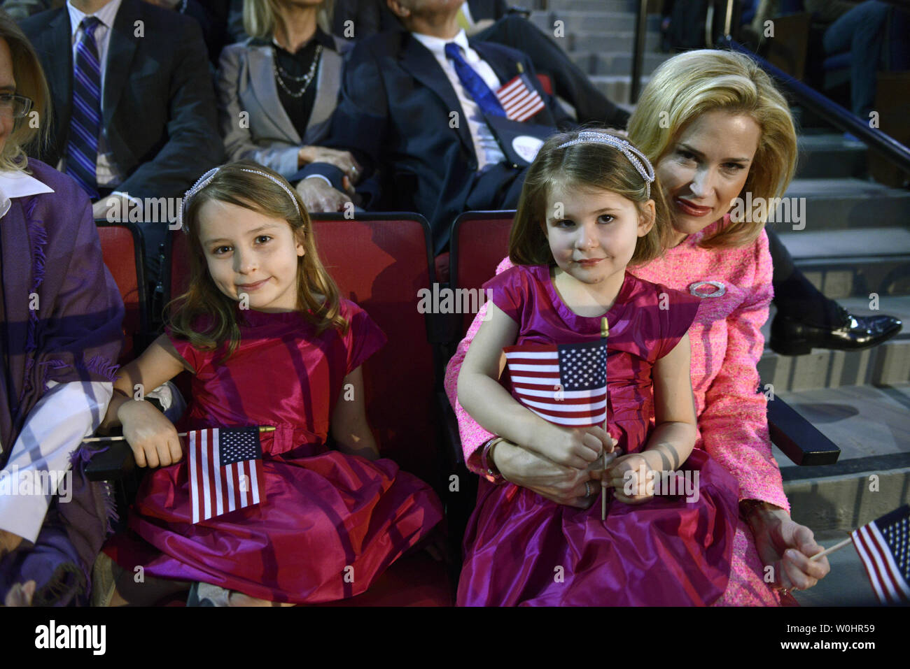 La sénateur Ted Cruz's femme Heidi et ses filles Catherine et Caroline écouter son discours comme il l'annonce sa candidature présidentielle, lors d'une convocation d'étudiant, le 23 mars 2015, à l'Université Liberty, Lynchburg, Virginie. Cruz, dans le lancement de sa campagne à l'université chrétienne la plus importante du monde, commence sa campagne avant ce qui devrait être une rubrique pour les républicains 2016 mise en candidature. Photo de Mike Theiler/UPI Banque D'Images