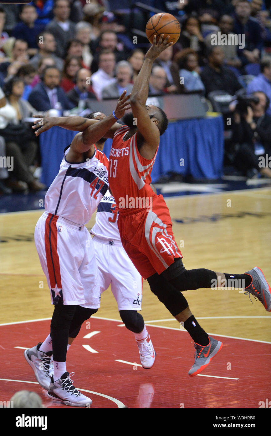 Les Houston Rockets guard James Harden (13) disques durs pour le panier contre Washington Wizards en avant Nene Hilario au cours du premier trimestre à l'Verizon Center à Washington, D.C., le 29 mars 2015. Photo par Kevin Dietsch/UPI Banque D'Images