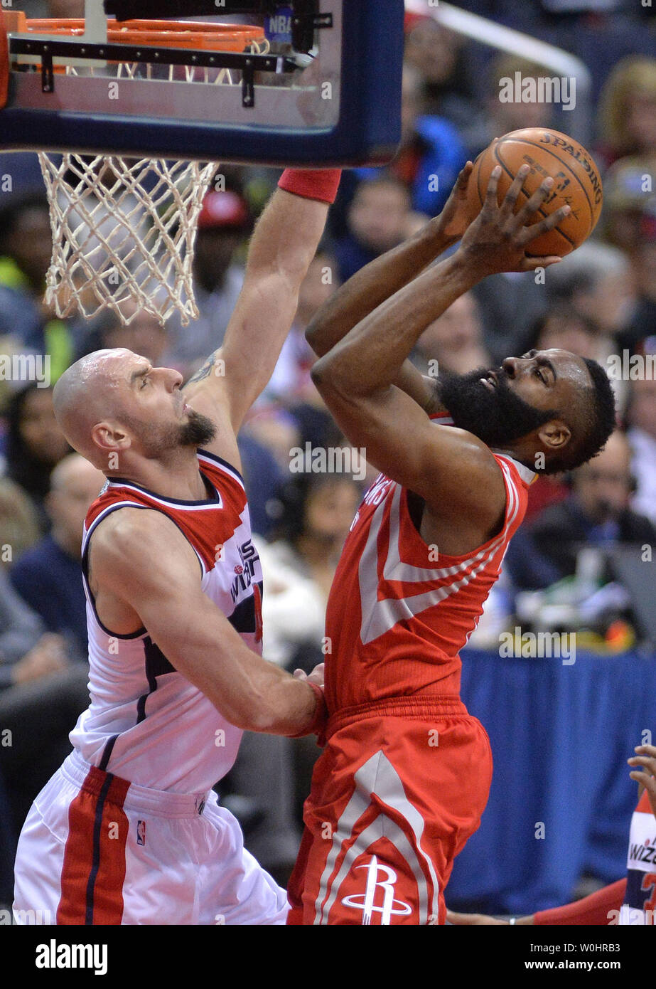 Les Houston Rockets guard James Harden (13) tire sur Washington Wizards center Marcin Gortat au cours du premier trimestre à l'Verizon Center à Washington, D.C., le 29 mars 2015. Photo par Kevin Dietsch/UPI Banque D'Images