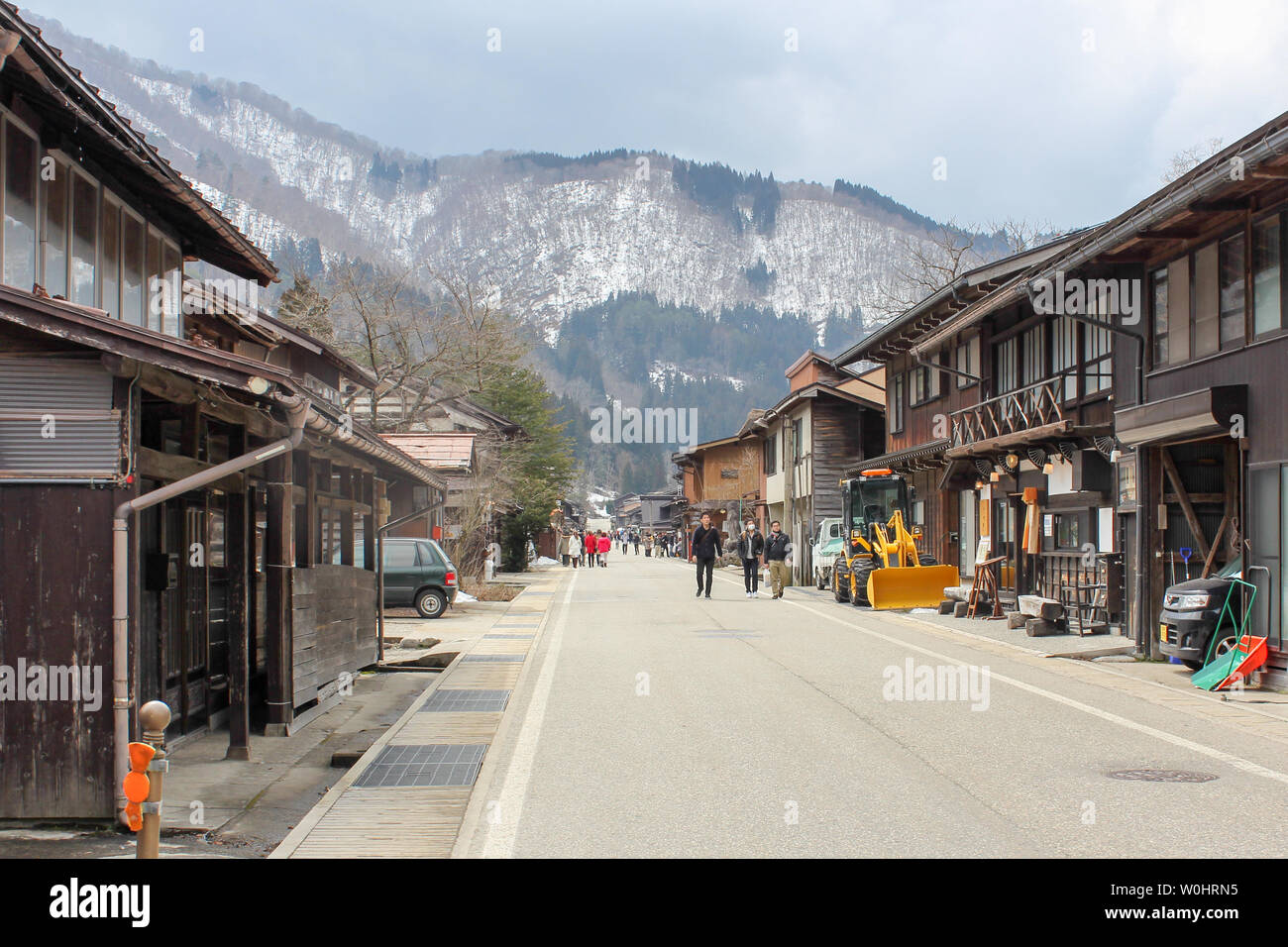Gifu, Japon : Mar 06 2016 : les touristes voyageant dans village Gassho-zukuri, Shirakawa-go avec el montagne en hiver Banque D'Images