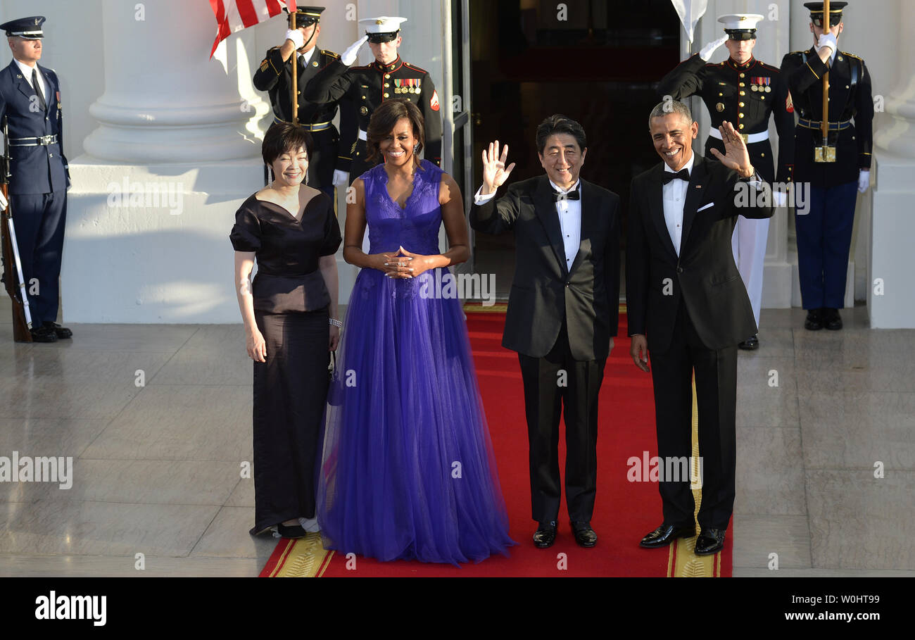 Le président américain Barack Obama (R) et la Première Dame Michelle Obama (2e,L) posent avec le Premier ministre japonais Shinzo Abe et son épouse Akie Abe comme ils arrivent pour un dîner d'État à l'Amérique du portique de la Maison Blanche, le 28 avril 2015, à Washington, DC. Photo de Mike Theiler/UPI Banque D'Images