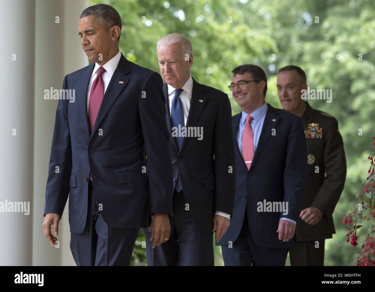 Le président Barack Obama (L), le Vice-président Joe Biden (2e-L), le secrétaire à la défense, Ashton Carter et le général Joseph Dunford Marin Jr marche de la Roseraie où Obama a annoncé que son candidat Dunford pour être le prochain chef d'état-major des armées et l'Armée de l'air Général Paul Selva, comme le prochain vice-président, à la Maison Blanche, à Washington, D.C. le 5 mai 2015. S'il est confirmé, Dunford remplacera le Général Martin Dempsey, de l'armée qui ont servi quatre années de présidence. Photo par Kevin Dietsch/UPI Banque D'Images