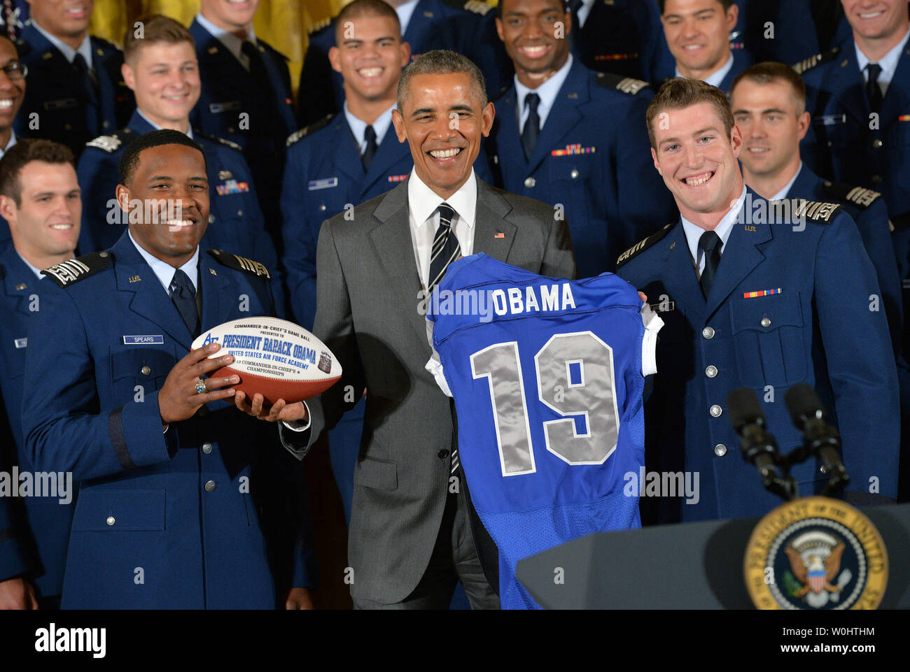 Le président Barack Obama est présenté avec un ballon de football et un chandail qu'il présente le commandant en chef trophée à l'United States Air Force Academy de l'équipe de football de l'Est Chambre à la Maison Blanche à Washington, D.C., le 7 mai 2015. Photo par Kevin Dietsch/UPI Banque D'Images