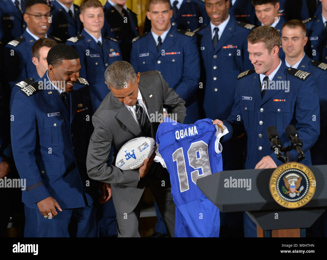 Le président Barack Obama fait semblant de fonctionner avec un football comme il présente le commandant en chef trophée à l'United States Air Force Academy de l'équipe de football de l'Est Chambre à la Maison Blanche à Washington, D.C., le 7 mai 2015. Photo par Kevin Dietsch/UPI Banque D'Images