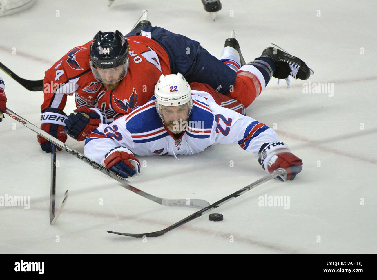 Le défenseur Brooks Orpik Capitals de Washington (44) et les Rangers de New York le défenseur Dan Boyle (22) lutte pour la rondelle dans la deuxième période du sixième match de la 2e ronde d'éliminatoires de la Coupe Stanley au Verizon Center à Washington, D.C. le 10 mai 2015. Photo par Kevin Dietsch/UPI Banque D'Images