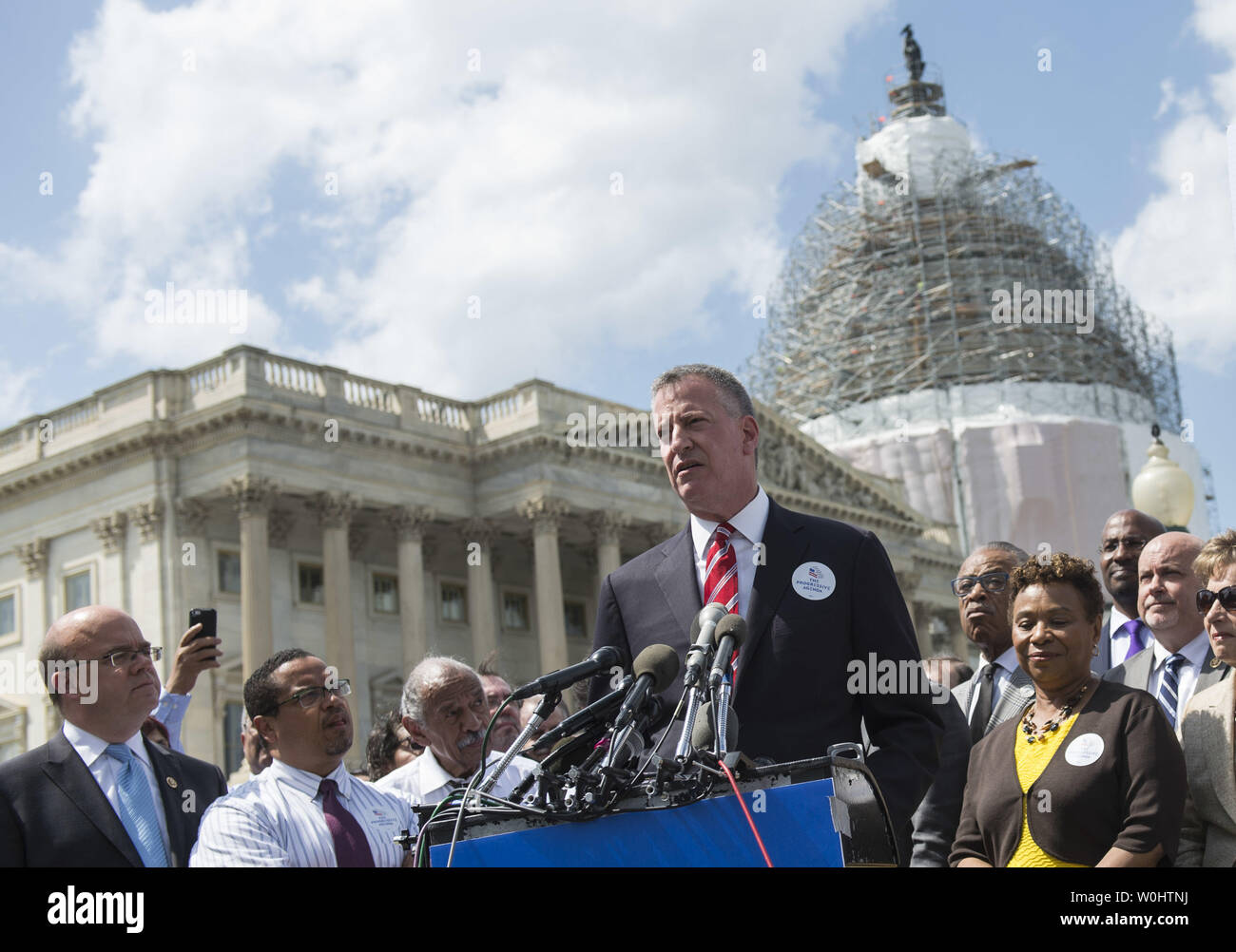 Maire de la ville de New York, Bill De Blasio parle aux côtés des politiciens et activistes des droits du travail lors d'une conférence de presse pour annoncer le programme progressif, sur la colline du Capitole à Washington, D.C. le 12 mai 2015. Les 13 points d'ordre du jour appelle à une augmentation du salaire minimum, des congés de maladie payés, universal pre-K, la réforme fiscale et d'autres mesures pour aider la classe moyenne et faible. Photo par Kevin Dietsch/UPI Banque D'Images