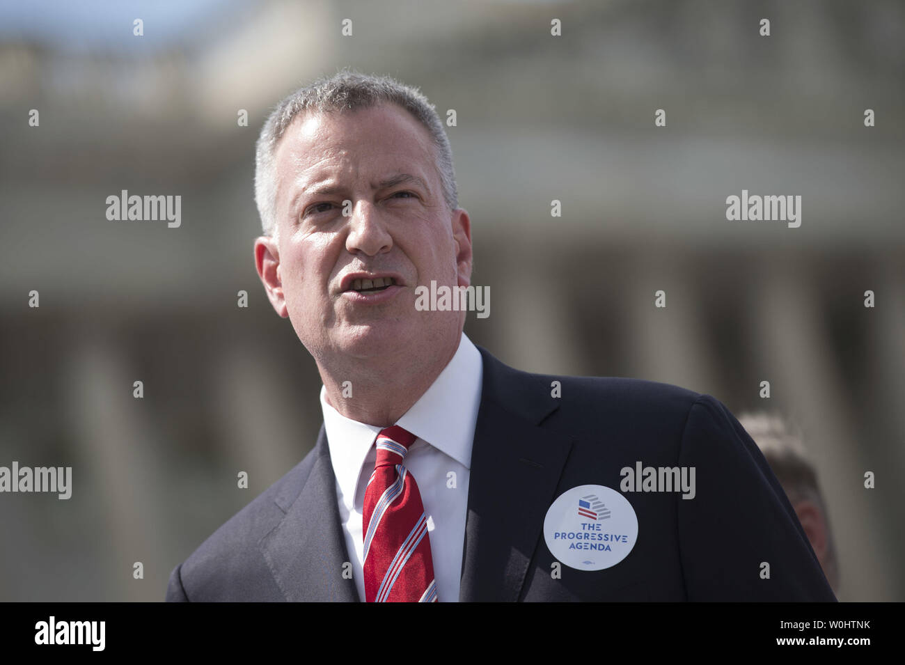 Maire de la ville de New York, Bill De Blasio parle aux côtés des politiciens et activistes des droits du travail lors d'une conférence de presse pour annoncer le programme progressif, sur la colline du Capitole à Washington, D.C. le 12 mai 2015. Les 13 points d'ordre du jour appelle à une augmentation du salaire minimum, des congés de maladie payés, universal pre-K, la réforme fiscale et d'autres mesures pour aider la classe moyenne et faible. Photo par Kevin Dietsch/UPI Banque D'Images