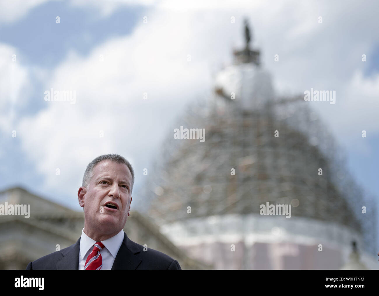 Maire de la ville de New York, Bill De Blasio parle aux côtés des politiciens et activistes des droits du travail lors d'une conférence de presse pour annoncer le programme progressif, sur la colline du Capitole à Washington, D.C. le 12 mai 2015. Les 13 points d'ordre du jour appelle à une augmentation du salaire minimum, des congés de maladie payés, universal pre-K, la réforme fiscale et d'autres mesures pour aider la classe moyenne et faible. Photo par Kevin Dietsch/UPI Banque D'Images