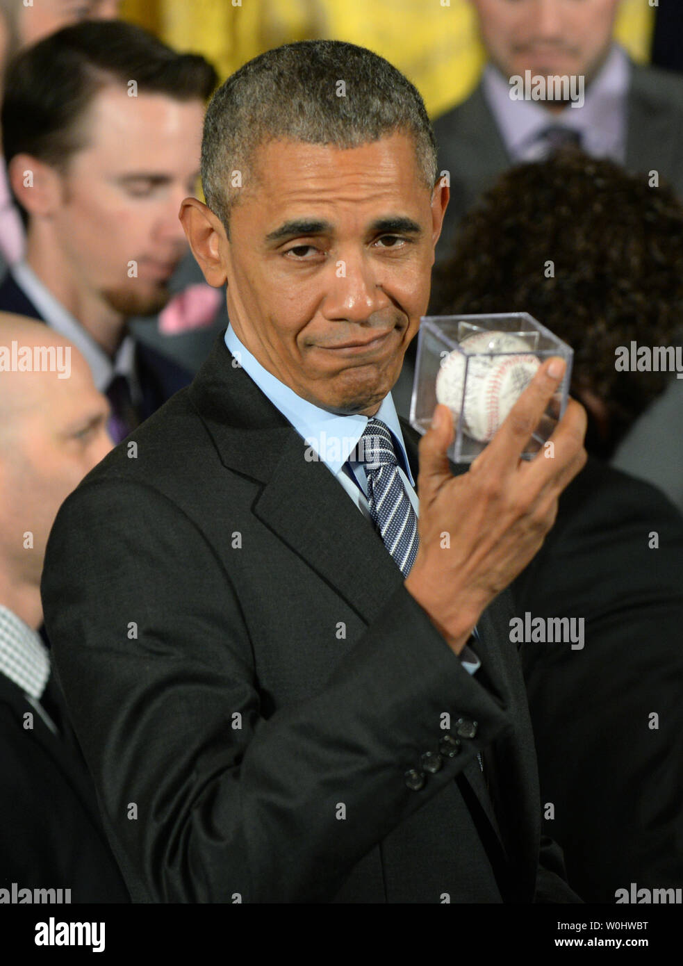 Président américain Barack Obama montre l'équipe bal donné à lui par San Francisco Giants pitcher star Madison Bumgarner lors de la cérémonie célébrant la Série mondiale 2014 dans l'East Room de la Maison Blanche à Washington, DC, le 4 juin 2015. Les Giants ont remporté leur troisième championnat de Ligue Majeure de Baseball en cinq ans. Photo de Pat Benic/UPI Banque D'Images