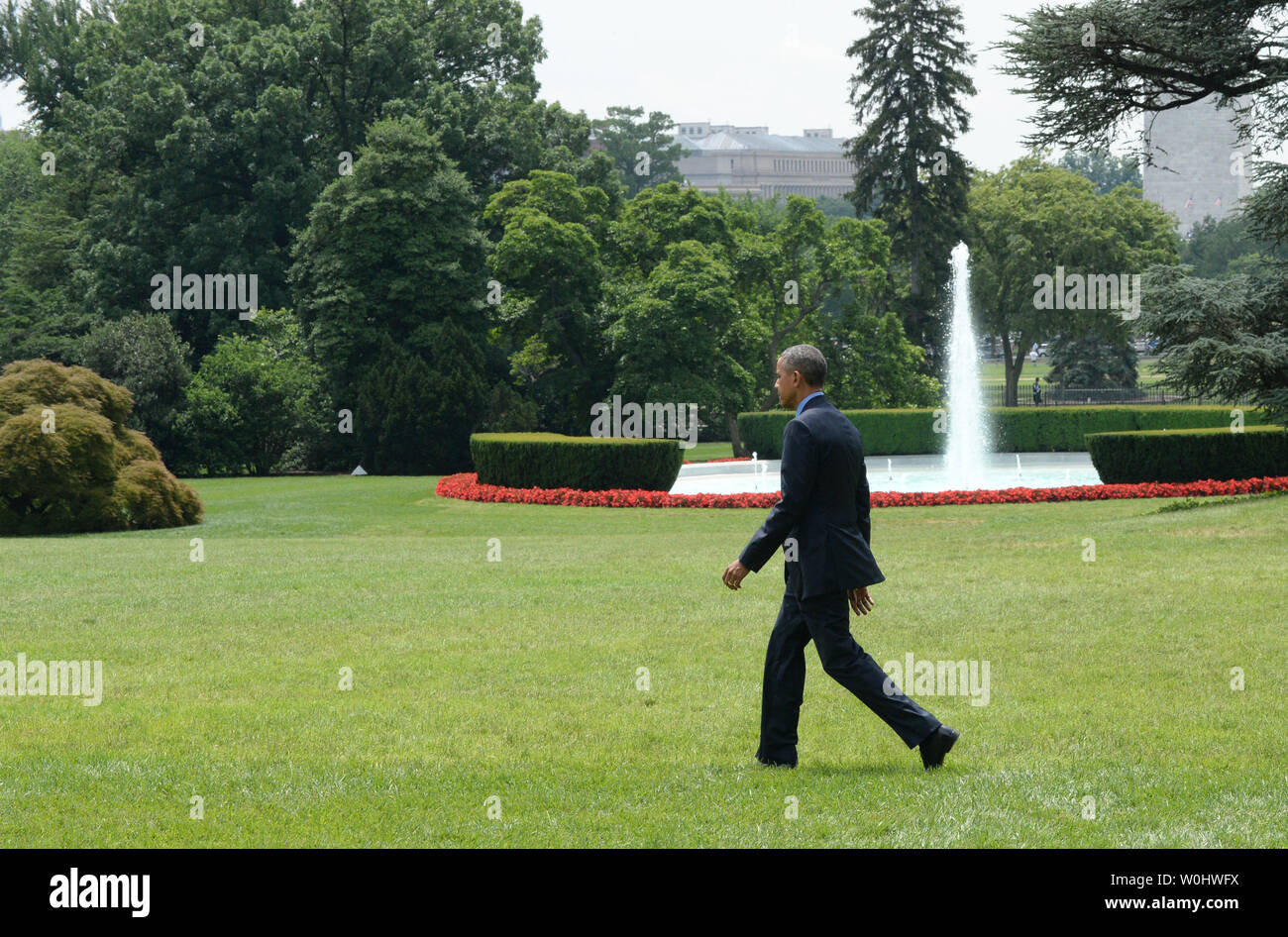 Président américain Barack Obama le bureau ovale de promenades le long de la pelouse Sud à bord d'un marin au début d'un voyage en Californie à la Maison Blanche à Washington DC le 18 juin 2015. Le président venait de terminer une déclaration dans la presse Brady sur l'église coups de feu qui a tué neuf personnes à Charleston, Caroline du Sud. Photo de Pat Benic/UPI Banque D'Images