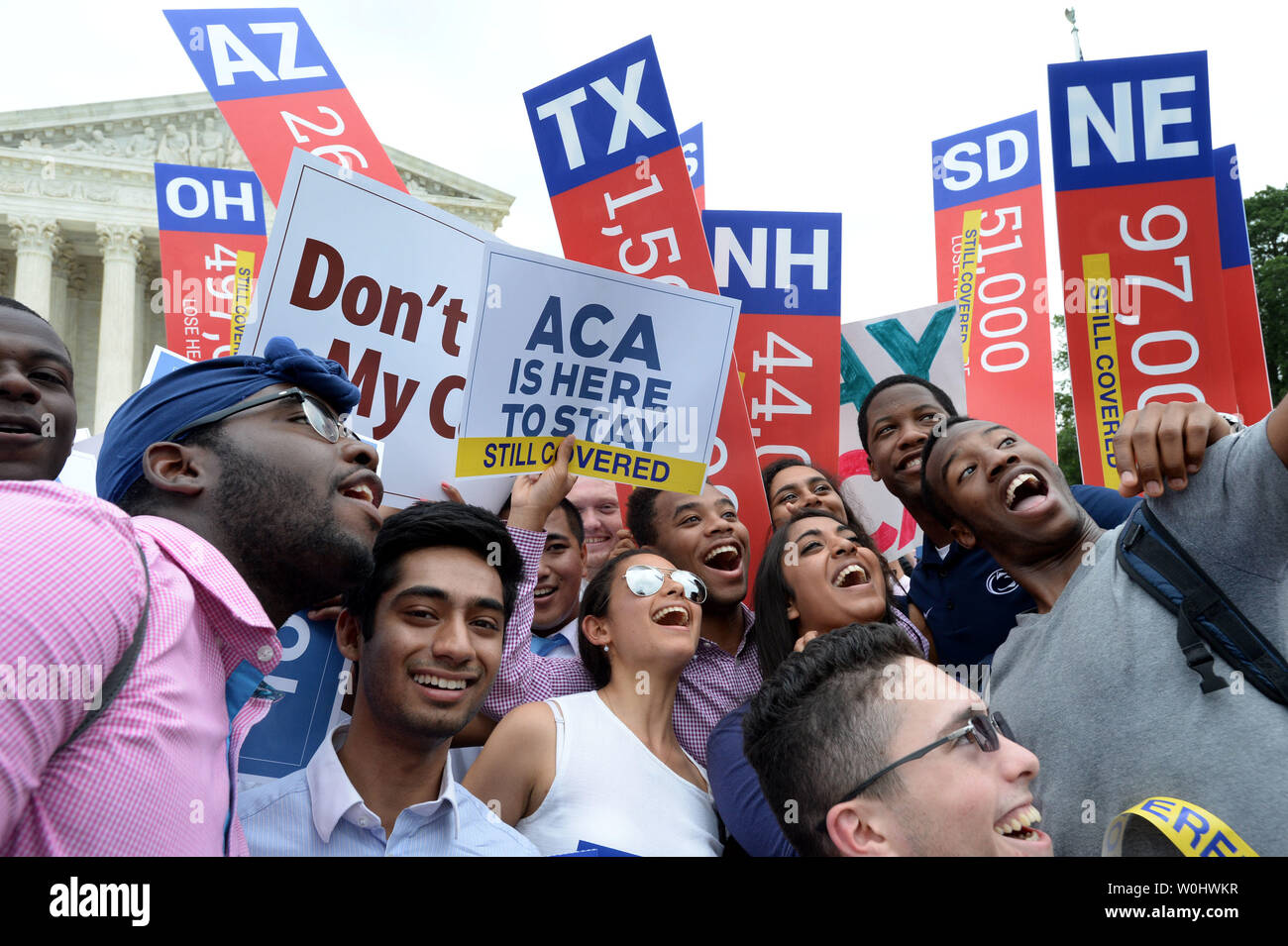 Les partisans de la Loi sur les soins abordables, connu sous le nom, l'Obamacare jubilent alors qu'ils célèbrent un 6-3 de la Cour suprême confirmant toutes les dispositions de la loi sur les soins de santé, en face de la Cour suprême à Washington, DC Le 25 juin 2015. Photo de Pat Benic/UPI Banque D'Images