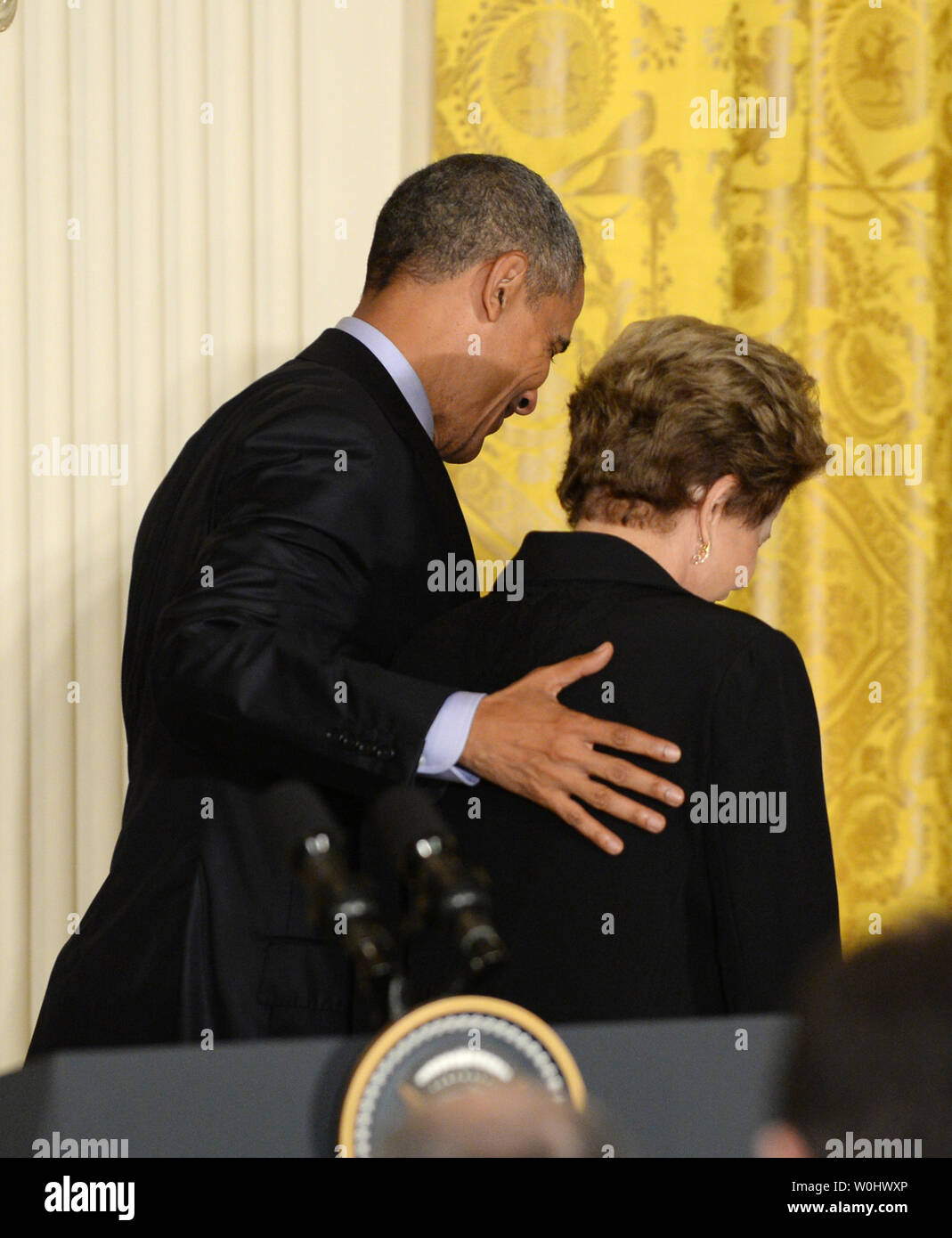 La présidente du Brésil, Dilma Rousseff quitte avec le président des États-Unis, Barack Obama, après une conférence de presse conjointe à l'East Room de la Maison Blanche à Washington, D.C. le 30 juin 2015. Les deux dirigeants ont affirmé que les États-Unis et le Brésil sont des partenaires naturels sur les questions critiques. Photo de Pat Benic/UPI Banque D'Images La présidente du Brésil, Dilma Rousseff quitte avec le président des États-Unis, Barack Obama, après une conférence de presse conjointe à l'East Room de la Maison Blanche à Washington, D.C. le 30 juin 2015. Les deux dirigeants ont affirmé que les États-Unis et le Brésil sont des partenaires naturels sur les questions critiques. Photo de Pat Benic/UPI Banque D'Images