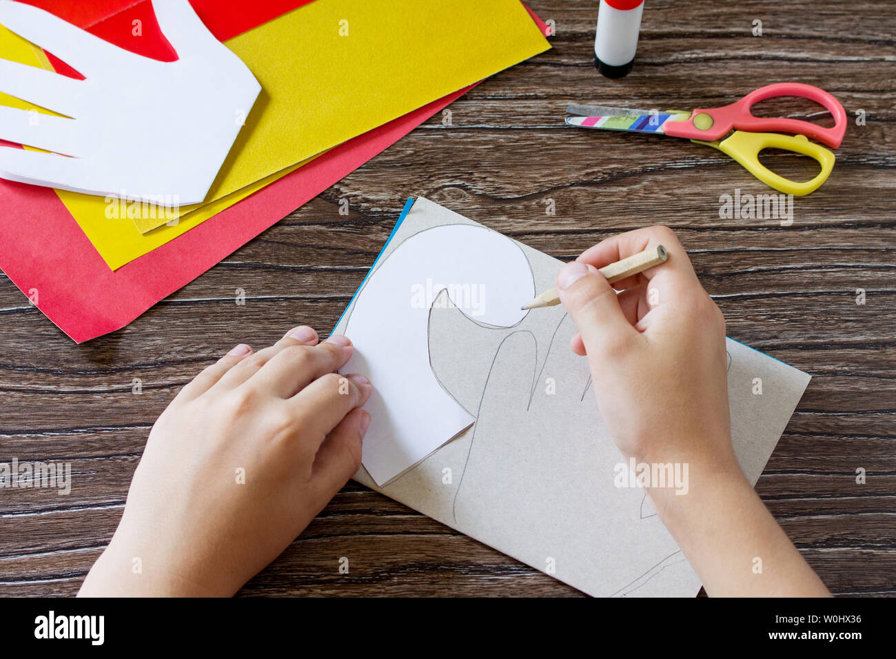 L Enfant S Inspire De Details La Fete Des Peres Ou Cadeau D Anniversaire Carte Dinosaure Fait Main Projet De La Creativite Des Enfants Artisanat L Artisanat Pour Les Enfants Photo Stock Alamy