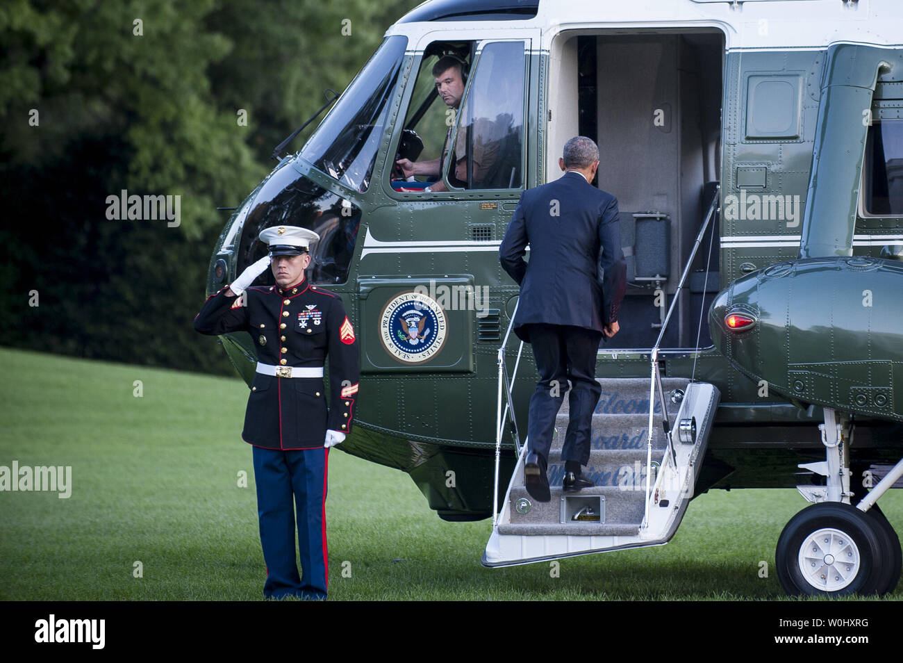 Le président Barack Obama fait son chemin de la résidence d'un marin sur la pelouse Sud de la Maison Blanche le 23 juillet 2015 à Washington, D.C. en tant qu'il part pour un voyage en Éthiopie et au Kenya, patrie de son père. Obama arrive au Kenya vendredi, où il participera à la Global Entrepreneurship Summit à Nairobi. Il sera le premier président américain à visiter l'Ethiopie. Photo par Pete Marovich/UPI Banque D'Images