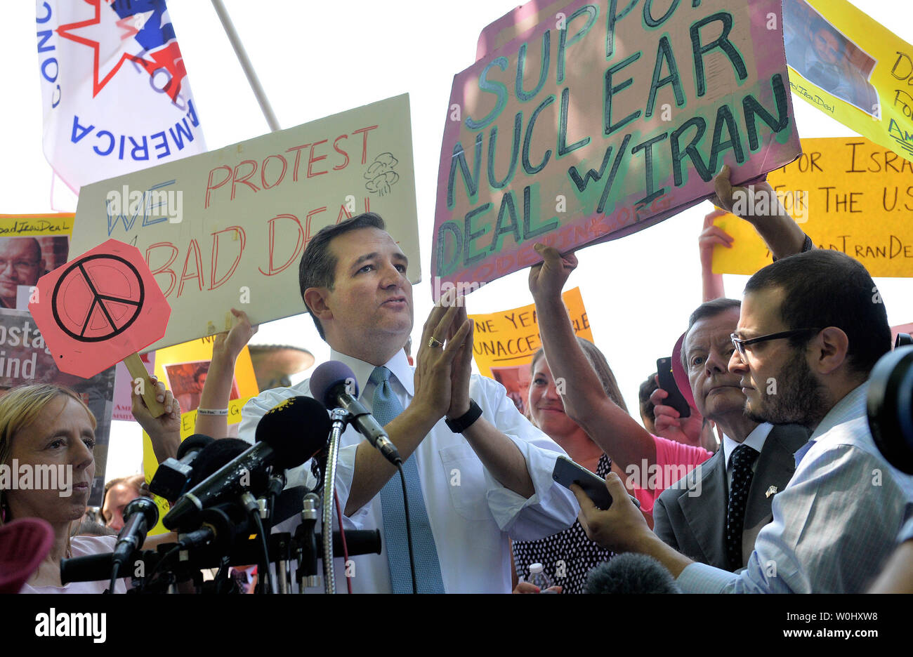 Espoir présidentiel Sen. Ted Cruz (R-TX) est envahi par les manifestants comme il parle à un rassemblement critiquant le nucléaire l'administration Obama en accord avec l'Iran pour ne pas inclure la libération de quatre otages américains, à Washington, D.C. le 23 juillet 2015. Le groupe de protestation Codepink protesté à l'événement, à l'appui du nucléaire iranien. Photo par Kevin Dietsch/UPI Banque D'Images