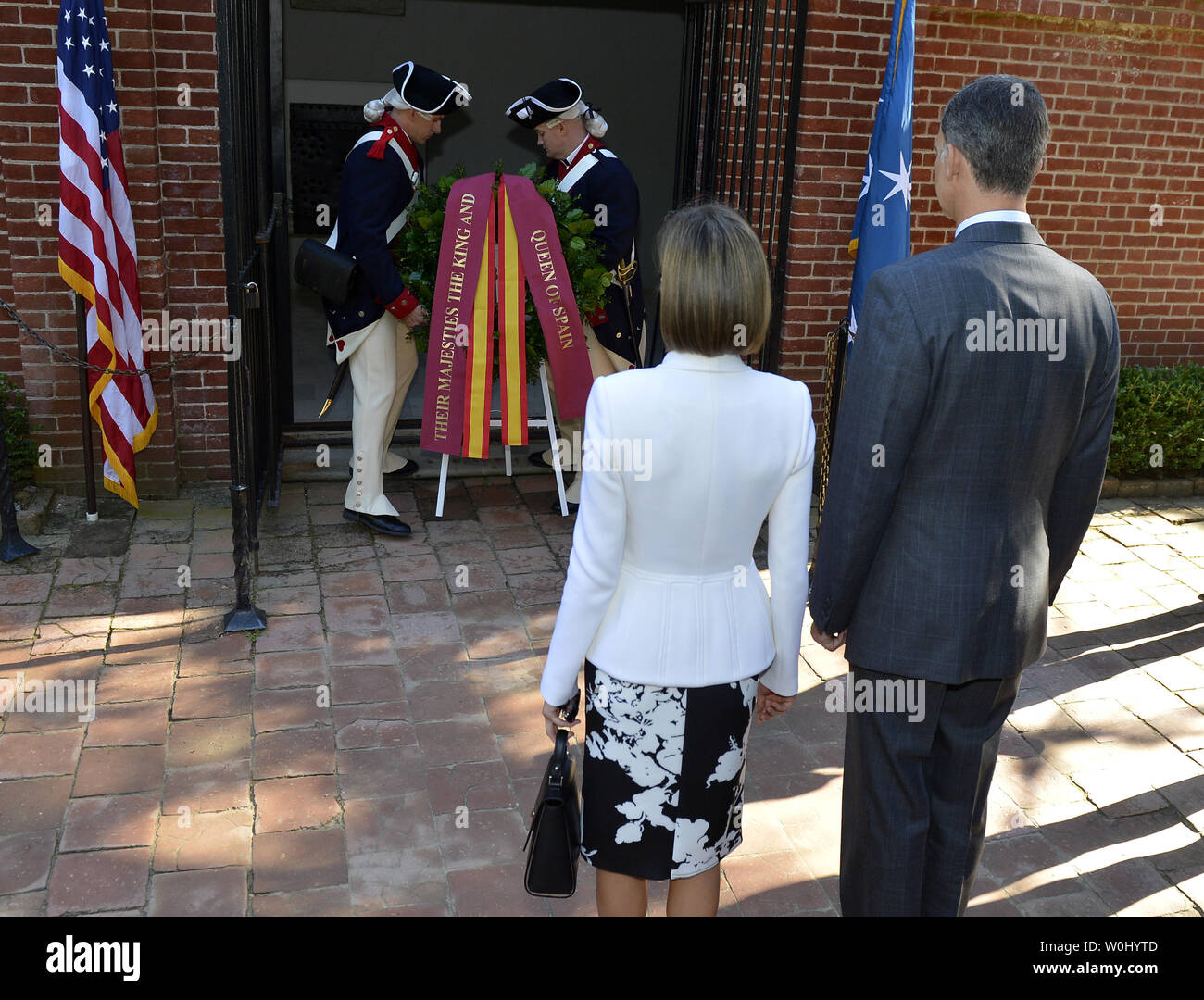 Le roi d'Espagne Felipe VI (R) et de la Reine Letizia au garde à vous comme des soldats en uniformes de l'époque coloniale une couronne sur la tombe du premier d'Amérique du président George Washington, 15 septembre 2015, à Mount Vernon, en Virginie. La visite a été de mettre l'accent sur l'historique de longue date les relations entre l'Espagne et les États-Unis. Photo de Mike Theiler/UPI Banque D'Images