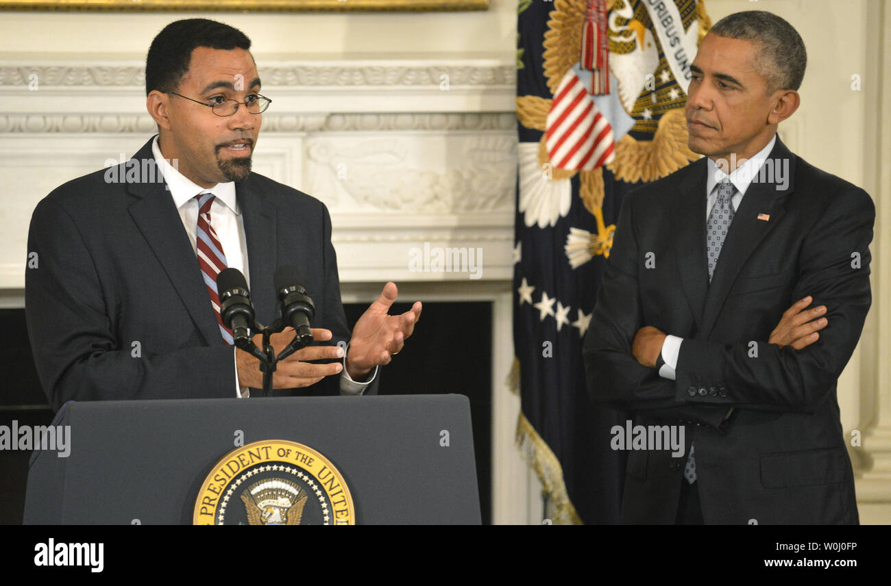 Secrétaire de l'éducation représentant John B. King, Jr. (L) rend les commentaires comme le président des États-Unis, Barack Obama, à l'écoute, dans la salle à manger d'état de la Maison Blanche, le 2 octobre 2015, à Washington, DC. Obama a répondu aux questions sur la sécurité des armes à feu, l'intervention de la Russie en Syrie et en relation avec le Congrès républicain. Photo de Mike Theiler/UPI Banque D'Images