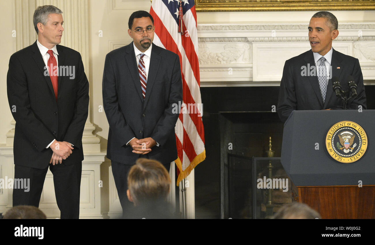 Le président américain, Barack Obama (R) rend les commentaires comme il remercie le secrétaire sortant de l'éducation Arne Duncan (L) pour son service et se félicite de prête-nom John B. King, Jr., avant Obama tiendra une conférence de presse dans la salle à manger d'état de la Maison Blanche, le 2 octobre 2015, à Washington, DC. Ensuite, Obama a répondu aux questions sur la sécurité des armes à feu, l'intervention de la Russie en Syrie et en relation avec le Congrès républicain. Photo de Mike Theiler/UPI Banque D'Images