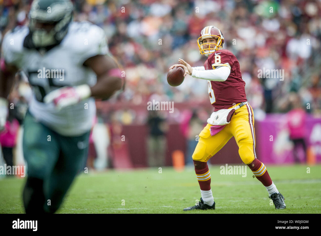 Redskins de Washington' quarterback Cousins Kirk revient à passer au deuxième trimestre contre les Philadelphia Eagles à FedExField le 4 octobre 2015 à Landover, Maryland. Photo par Pete Marovich/UPI Banque D'Images