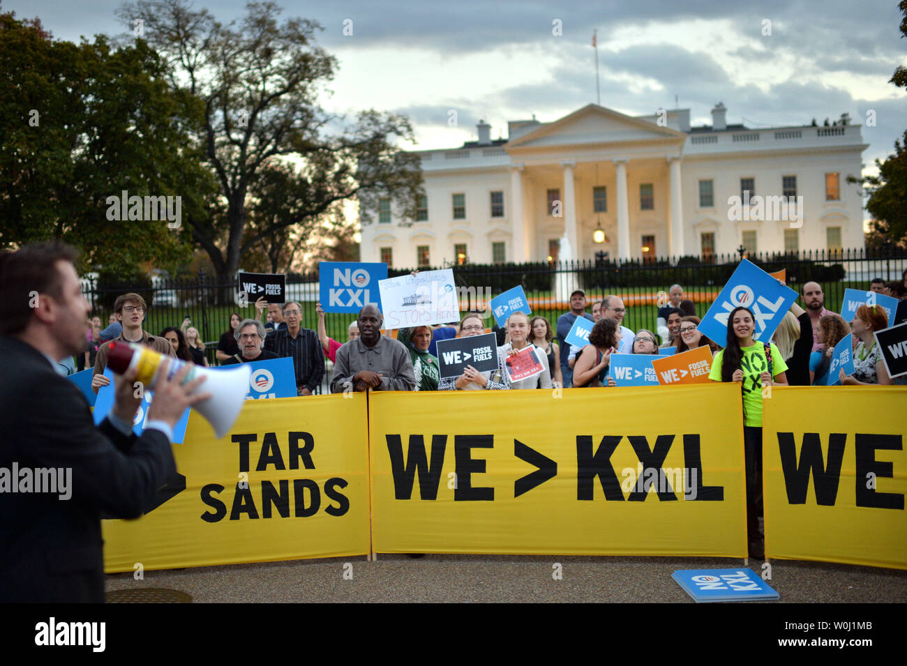 Les partisans de l'environnement et militant rassemblement à la Maison Blanche pour remercier le président Barack Obama pour rejeter le pipeline Keystone XL plus tôt aujourd'hui, à Washington, D.C. le 6 novembre 2015. Le pipeline controversé, qui était prévu pour transporter le pétrole canadien à travers le pays pour le golfe du Mexique a été en débat arguments depuis des années. Rejet d'Obama est perçu comme une victoire pour l'environnementaliste et un tueur d'emploi par pipeline partisans. Photo par Kevin Dietsch/UPI Banque D'Images