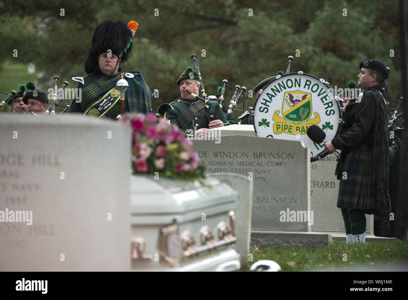 Le Shannon Rovers effectue au salon funéraire pour l'actrice Maureen O'Hara comme il est enterré à côté de son mari à la retraite. U.S. Air Force Brig. Le général Charles Blair, au cimetière national d'Arlington à Arlington, en Virginie, le 9 novembre 2015. O'Hara, 95, joué dans "miracle sur la 34e Rue." et d'autres films hollywoodiens classiques. Photo par Kevin Dietsch/UPI. Banque D'Images