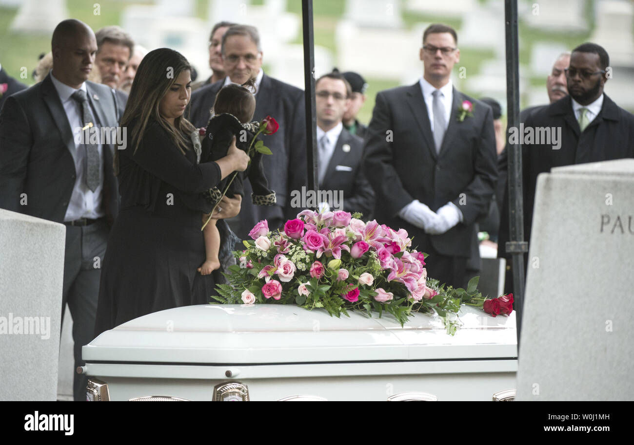 La famille et les amis en deuil à la tombe de l'actrice Maureen O'Hara lors de ses funérailles, qu'elle est enterrée à son mari retraité. U.S. Air Force Brig. Le général Charles Blair, au cimetière national d'Arlington à Arlington, en Virginie, le 9 novembre 2015. O'Hara, 95, joué dans "miracle sur la 34e Rue." et d'autres films hollywoodiens classiques. Photo par Kevin Dietsch/UPI. Banque D'Images