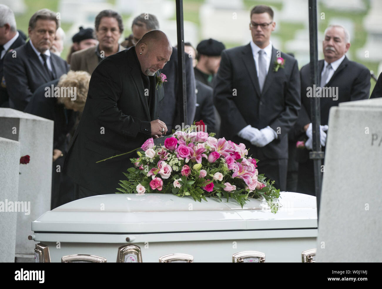 Conor FitzSimons, pleure sur la tombe de sa grand-mère actrice Maureen O'Hara lors de ses funérailles, qu'elle est enterrée à son mari retraité. U.S. Air Force Brig. Le général Charles Blair, au cimetière national d'Arlington à Arlington, en Virginie, le 9 novembre 2015. O'Hara, 95, joué dans "miracle sur la 34e Rue." et d'autres films hollywoodiens classiques. Photo par Kevin Dietsch/UPI. Banque D'Images