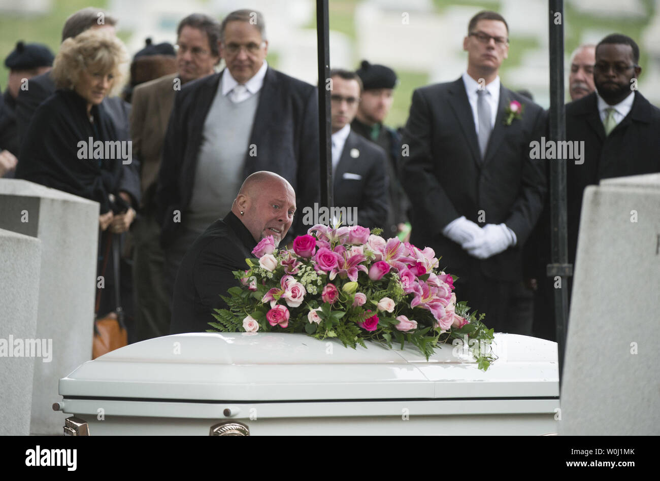 Conor FitzSimons, pleure sur la tombe de sa grand-mère actrice Maureen O'Hara lors de ses funérailles, qu'elle est enterrée à son mari retraité. U.S. Air Force Brig. Le général Charles Blair, au cimetière national d'Arlington à Arlington, en Virginie, le 9 novembre 2015. O'Hara, 95, joué dans "miracle sur la 34e Rue." et d'autres films hollywoodiens classiques. Photo par Kevin Dietsch/UPI. Banque D'Images