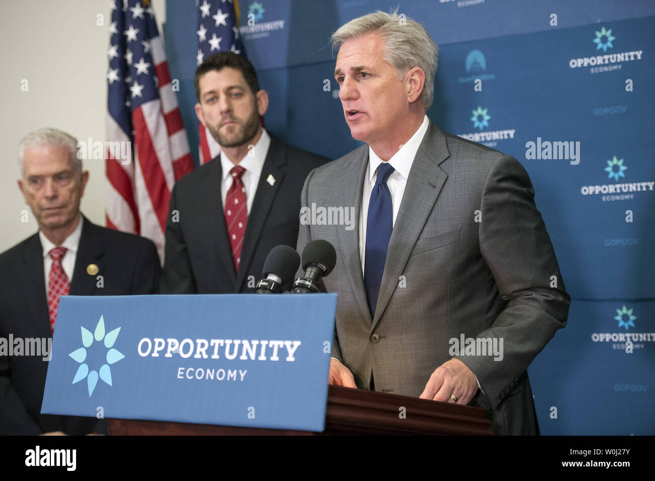 Le chef de la majorité de la Chambre Kevin McCarthy (R-CA) parle à un point de presse après une réunion du caucus de la Chambre républicaine sur la colline du Capitole à Washington, D.C., le 1 décembre 2015. Photo par Kevin Dietsch/UPI. Banque D'Images