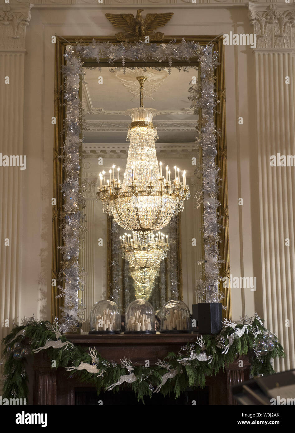 Les décorations sont vus à l'Est Prix au cours d'une maison de vacances à la Maison Blanche à Washington, le 2 décembre 2015. L'équipe de cette année est 'une tradition intemporelle, et reflète les traditions chères à travers l'Amérique et commémore extradorinaiy moments qui ont façonné l'aide comté. Photo par Kevin Dietsch/UPI. Banque D'Images