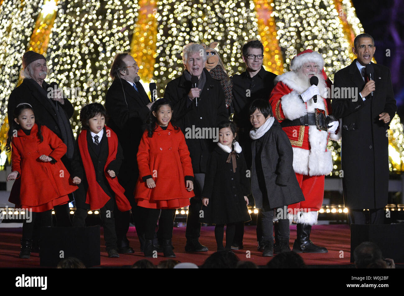 Le président américain Barack Obama (R), les enfants de la joyeuse Ensemble de cordes (premier plan), chanteurs (L-R) David Crosby, Stephen Stills et Graham Nash et Miss Piggy inscrivez-vous à chanter à la fin de l'illumination de l'arbre de Noël National sur l'Ellipse, le 3 décembre 2015, à Washington, DC. L'éclairage donne le coup d'envoi de la saison de vacances de festivités dans la capitale du pays. Photo de Mike Theiler/UPI Banque D'Images