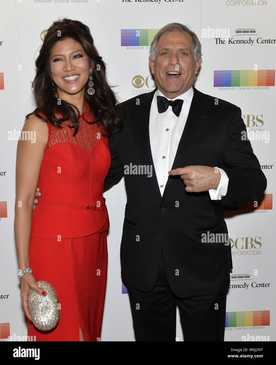 La télévision CBS Les Moonves (R) et son épouse Julie Chen arriver au Kennedy Center pour une soirée de divertissement de gala en l'honneur des lauréats du Kennedy Center, le 6 décembre 2015, à Washington, DC. Les récompenses sont décernées chaque année sur cinq artistes pour leur l'ensemble de ses réalisations dans le domaine des arts et de la culture. UPI/Mike Theiler Banque D'Images