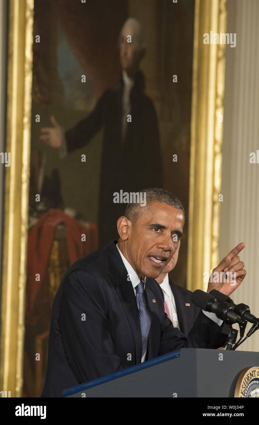 Le président Barack Obama présente son plan pour réduire la violence armée, dans l'East Room à la Maison Blanche le 5 janvier 2015 à Washington, DC. À droite est le Vice-président Joe Biden et dans l'arrière-plan est une peinture de l'un des pères fondateurs et le premier président des États-Unis George Washington. Photo de Pat Benic/UPI Banque D'Images