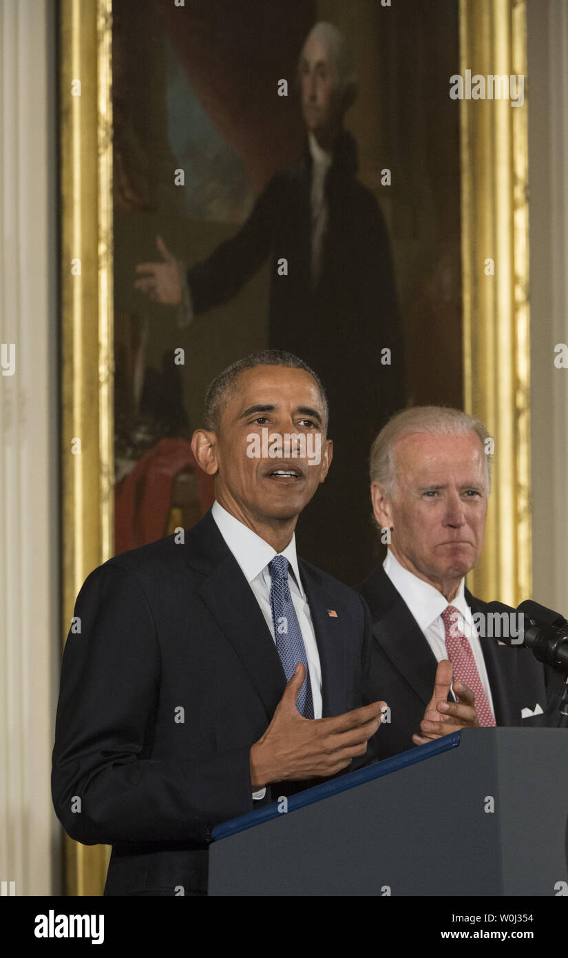 Le président Barack Obama présente son plan pour réduire la violence armée, dans l'East Room à la Maison Blanche le 5 janvier 2015 à Washington, DC. À droite est le Vice-président Joe Biden et dans l'arrière-plan est une peinture de l'un des pères fondateurs et le premier président des États-Unis George Washington. Photo de Pat Benic/UPI Banque D'Images