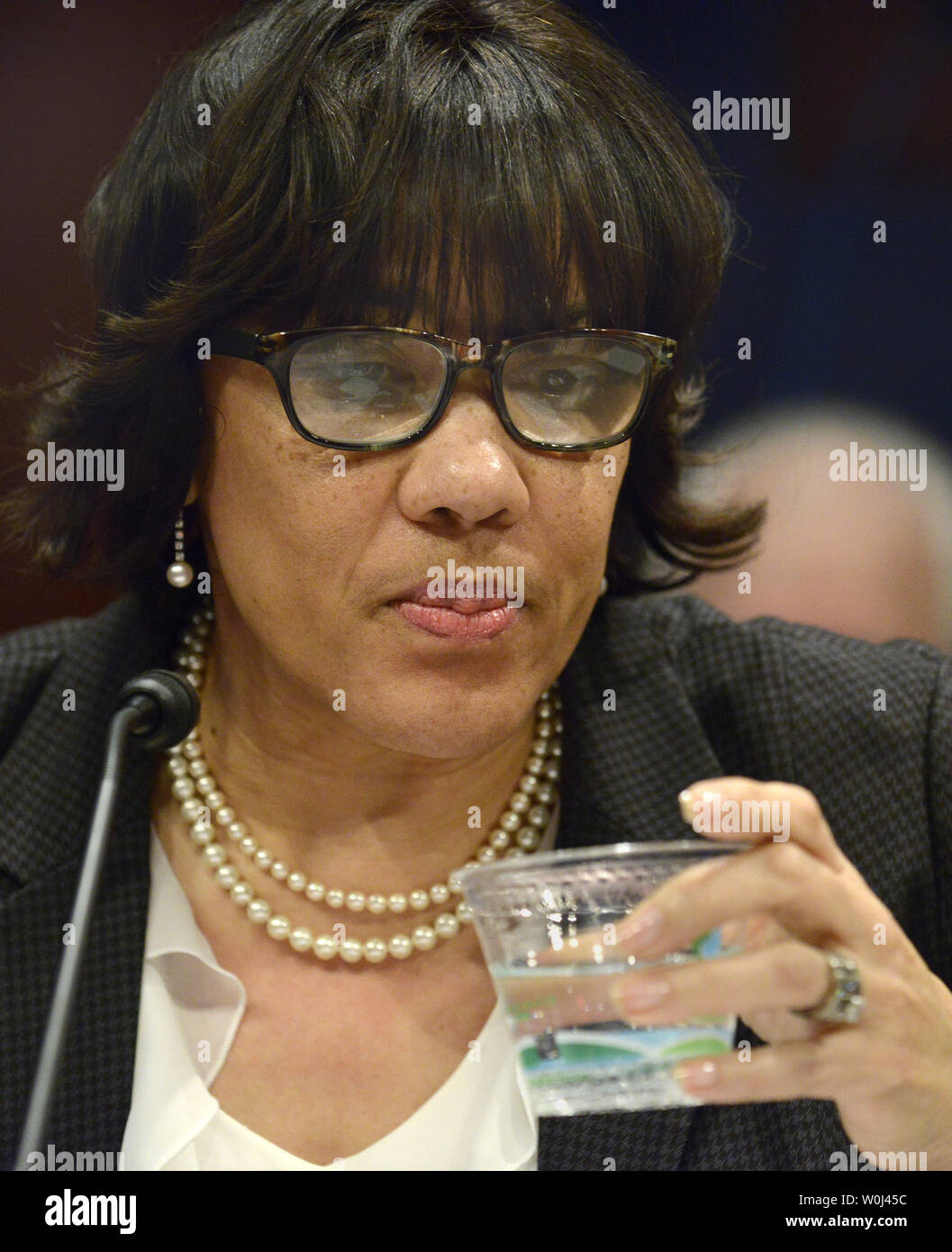 Flint, Michigan Maire Karen Weaver prend un verre d'eau qu'elle écoute les remarques à la Chambre de direction démocratique & audience de comité dans la crise de l'eau à Flint, Michigan, le 10 février 2016, sur la colline du Capitole, à Washington, DC. Des milliers d'enfants ont été dégoûtés par l'empoisonnement au plomb toxique de conduites d'eau dans la ville. Photo de Mike Theiler/UPI Banque D'Images