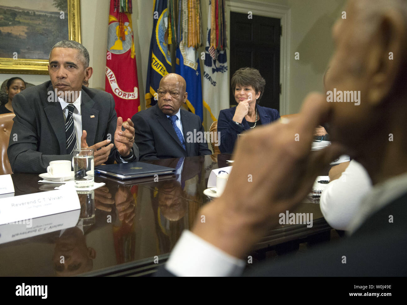 Le président Barack Obama parle aux médias qu'il rencontre avec un groupe de dirigeants des droits civils pour discuter d'un éventail de questions, y compris les efforts de l'Administration sur la réforme de la justice pénale, à la Maison Blanche, à Washington, D.C. le 18 février 2016. Le président Obama a été rejoint par le représentant John Lewis (D-GA) et Valerie Jarrett, conseiller spécial du Président. Photo par Kevin Dietsch/UPI Banque D'Images