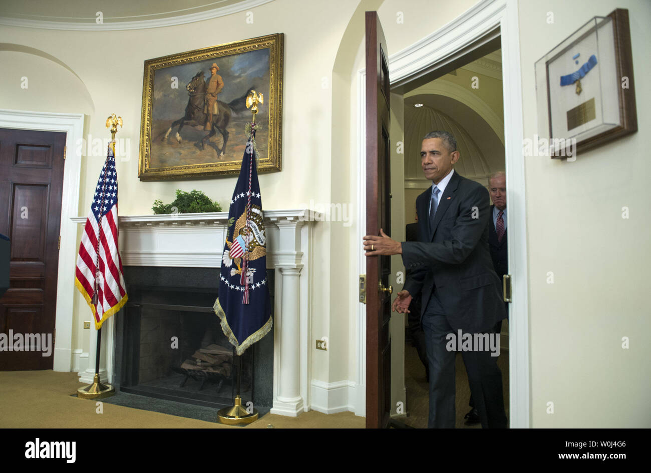 Le président Barack Obama arrive à exposer son plan pour fermer la prison de Guantanamo Bay Naval Base à Cuba, à la Maison Blanche, à Washington, D.C. le 23 février 2016. Les moins de 100 autres personnes soupçonnées de terrorisme serait transférée à d'autres pays et aux États-Unis. Photo par Kevin Dietsch/UPI Banque D'Images